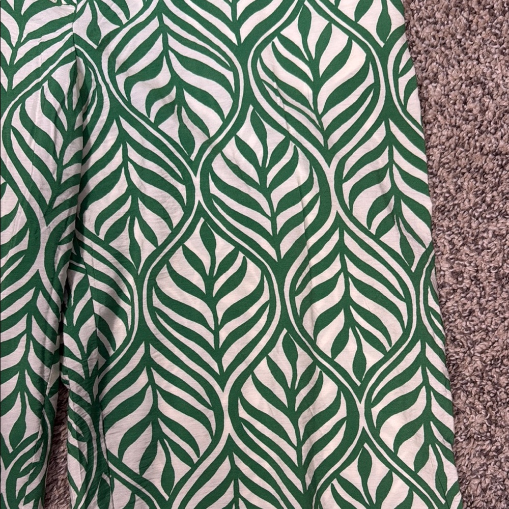 H&M Women’s Green Leaf Patterned Flowy Pants - Picture 3 of 4